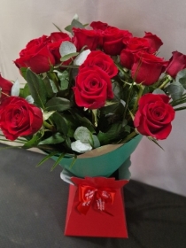 Dozen red roses